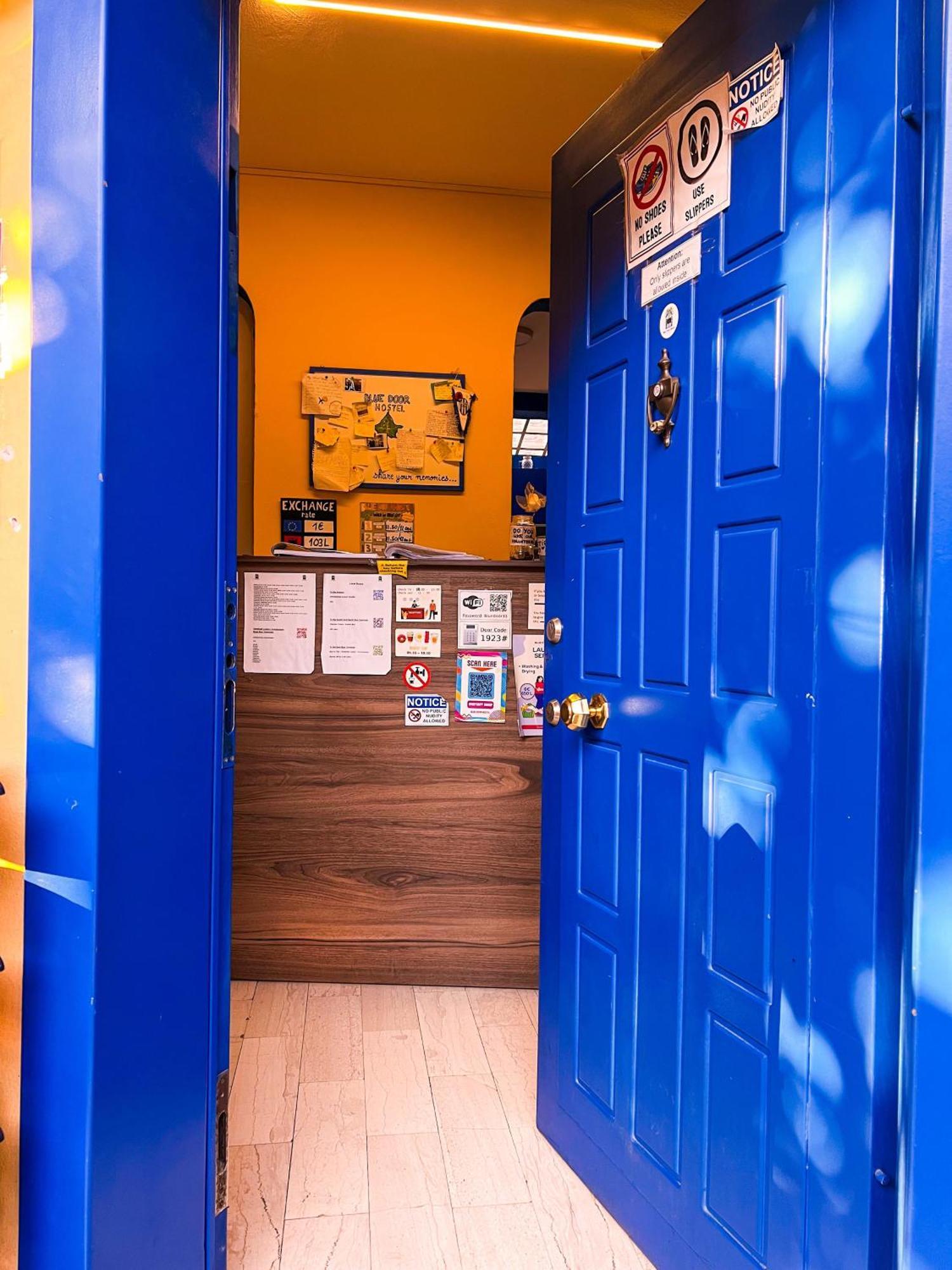 Blue Door Hostel Tirana Exterior foto